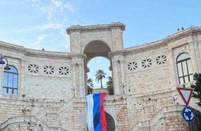 Bandiera russa sul Bastione di Saint Remy: la prima manifestazione filorussa in Italia dal 2022. Un monumento simbolo non può diventare il palcoscenico della propaganda