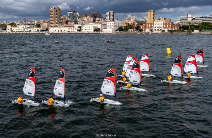 Cagliari: Vento e spettacolo alla Coppa dei Campioni OpenSkiff 2025: nove prove nella prima giornata al Sussiccu