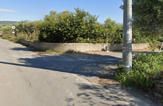 Strada di Valverde, motociclista sbatte contro un muro: è grave