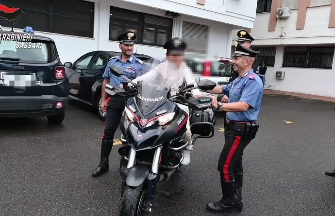 Scrive una lettera chiedendo di visitare la caserma, i Iarabinieri esaudiscono il sogno di un dodicenne