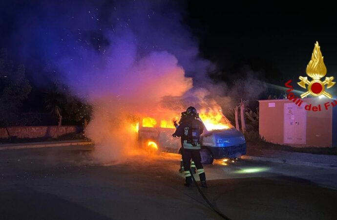 Alghero, incendio distrugge un furgone in Via Mazzini angolo Via De Andrè