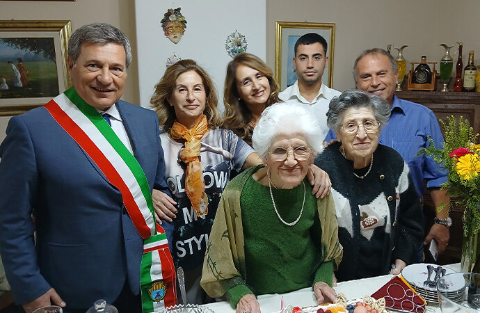 Elena Fadda ha compiuto 100 anni, omaggio floreale e  i saluti del Vice Sindaco Marinaro