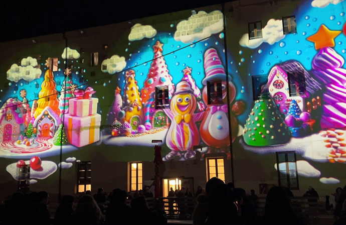 VIDEO – Inaugurata la pista di ghiaccio e il mercatino di Natale: La magia delle feste si respira ad Alghero
