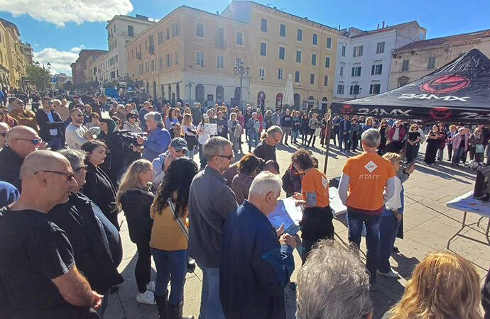 Centinaia di persone in Piazza d’Italia contro l’allevamento intensivo di maialetti a Caniga