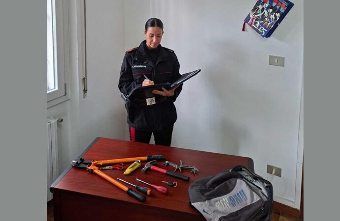 Tenta di rubare tre auto, arrestato dai Carabinieri
