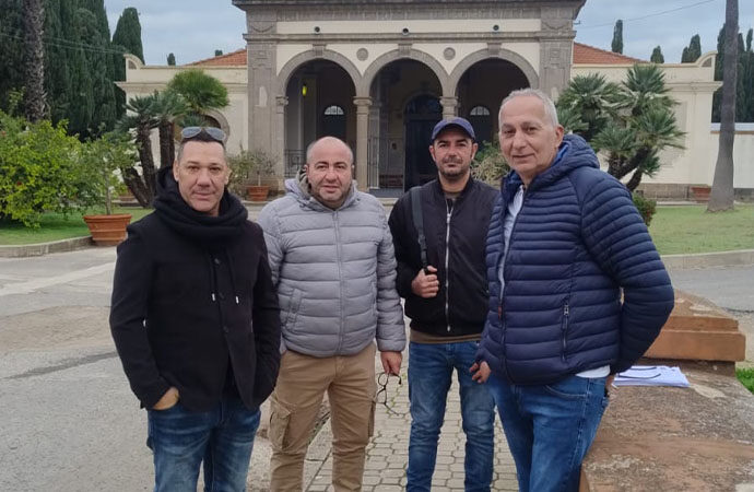I lavoratori del cimitero di Alghero sono in sciopero, volantinaggio sul posto per informare gli utenti