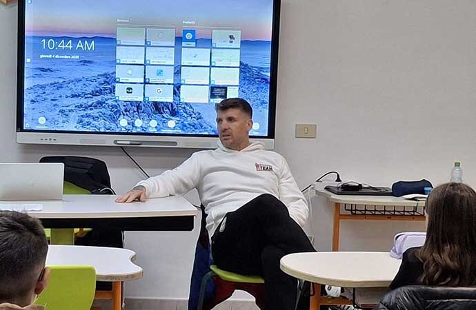 Salvatore Erittu porta il progetto “Un pugno al bullismo” in una prima classe della scuola di Uri