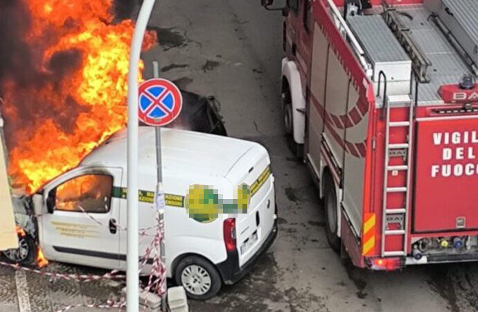 VIDEO , Alghero – Auto aziendale in fiamme in via Mazzini, distrutta anche  un’altra vettura  parcheggiata
