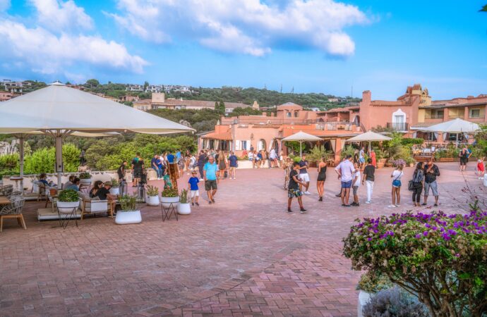 Arzachena onora il Principe Karim Aga Khan: la Piazzetta di Porto Cervo intitolata al fondatore della Costa Smeralda