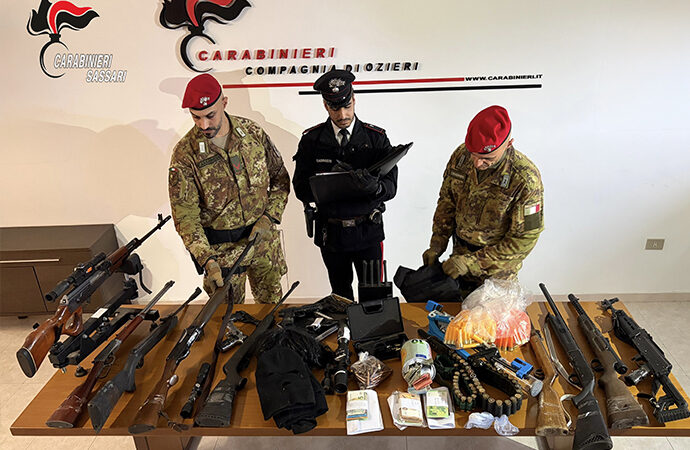 VIDEO – Oschiri, trovato in possesso di armi, esplosivo e cocaina, un uomo arrestato dai Carabinieri