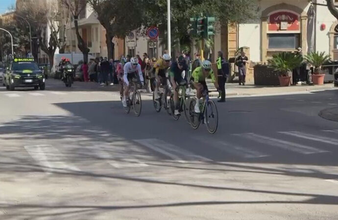 VIDEO – Transita la 1^ Tappa del Giro di Sardegna, Alghero si ferma nel suo cuore pulsante. Mattinata di stress operativo per la Polizia Locale