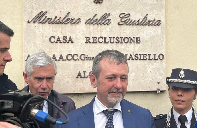 VIDEO – Il Sottosegretario Andrea Delmastro sul 41 bis : “il mio progetto prevede solo Badu e Carros con 67 reclusi. Bugie per coprire i disatri su sanità e decadenza