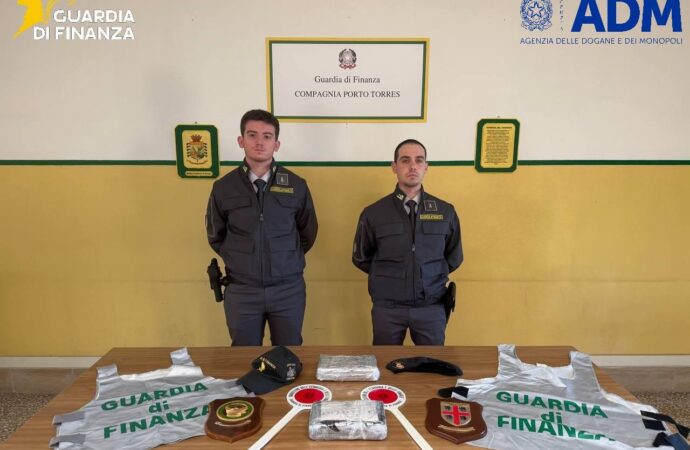 VIDEO – Porto Torres, la GdF arresta un cittadino spagnolo quarantanovenne, trovato in possesso di 2,5 kg di cocaina