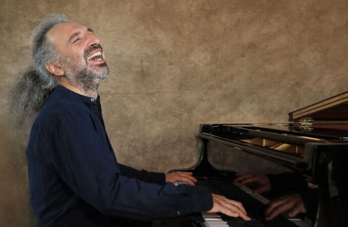 Stefano Bollani in concerto per piano solo il 29 luglio nella splendida cornice dell’area archeologica di Tharros