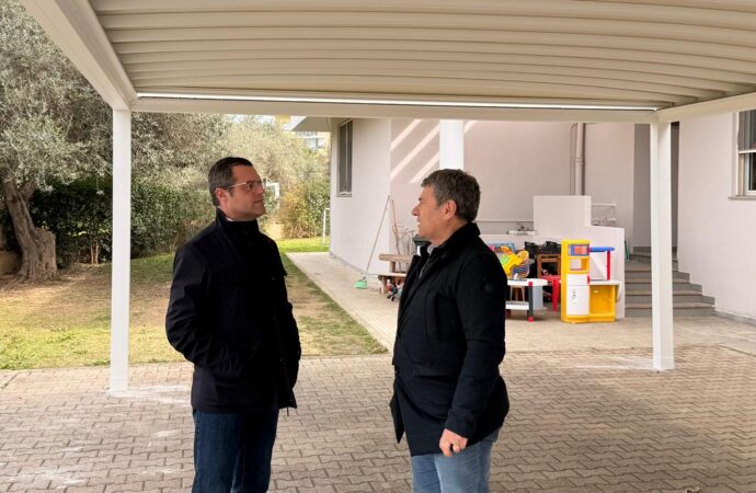 Pergole ombreggianti negli spazi aperti delle scuole, più comfort per le attività all’aria aperta