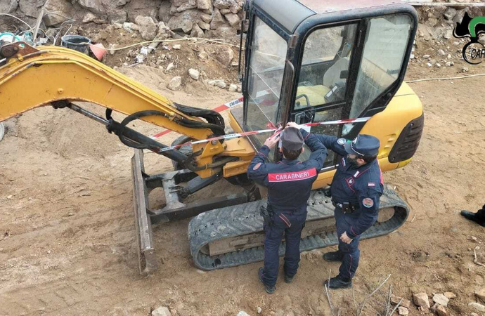 La Maddalena, lavori abusivi su 2 mila metri quadrati: denunciato un residente, sequestrati area ed escavatori