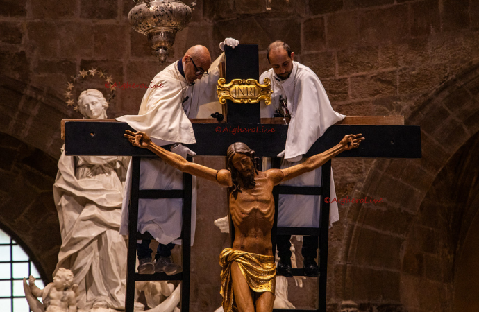 Setmana Santa, il suggestivo rito dell’innalzamento del Cristo in Cattedrale