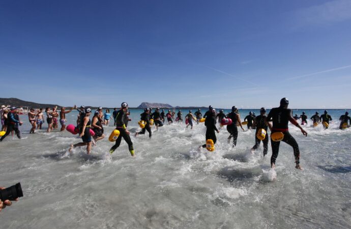 Sabato e domenica, a San Teodoro, torna SWIMTHEISLAND. Al via della sesta edizione cinquecento iscritti. Sandro Salerno ringrazia il Comune di San Teodoro