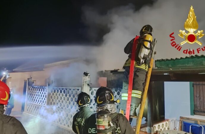 Incendio abitazione in legno a Platamona, intervento dei VVF, 10 persone evacuate