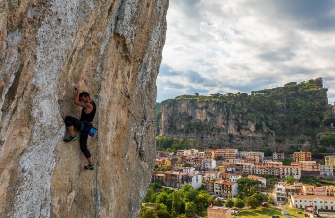 Arrampicate, highline, spettacoli e racconti di sfide e montagna: il programma dell’Ulassai Festival