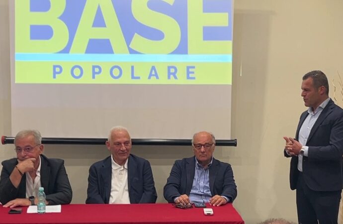 VIDEO – Base popolare si presenta ad Alghero, subito il Gruppo Consiliare. Roberto Capelli spiega persino dove si ta guardando: mai con Vannacci e Salvini