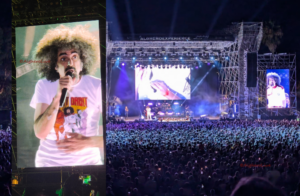 VIDEO – Caparezza travolge Alghero: spettacolo sold-out e pubblico scatenato per l’Orbit Orbit Tour