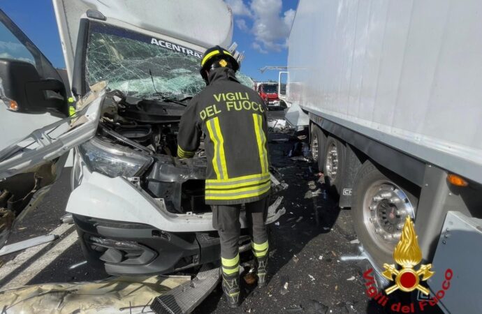 Olbia, violento scontro fra un furgone e un autoarticolato,  muore il conducente