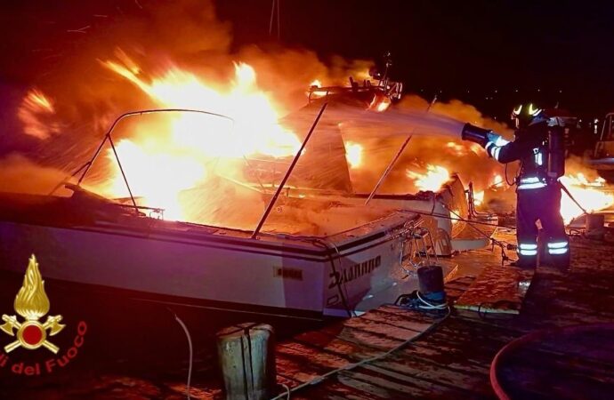 Porto Rotondo, 4 imbarcazioni in fiamme nel porto di Punta Lada
