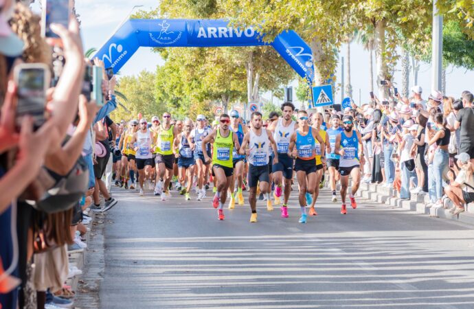 Oltre 1.600 partecipanti e una città in festa: la IX CRAI Alghero Half Marathon celebra il successo dell’edizione 2026