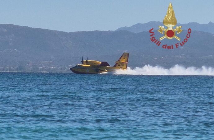 Incendio nei pressi della tangenziale di Olbia in località Cabu Abbas
