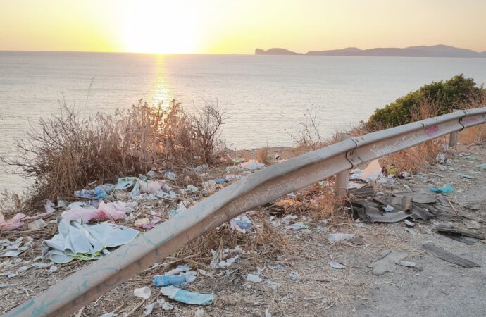 L’inciviltà non tramonta mai – Litoranea Alghero-Bosa (S.P. 105) già candidata a Patrimonio Mondiale dell’Umanità, ora deturpata dall’inciviltà
