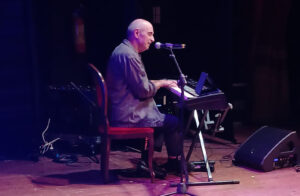 Alghero capitale delle lingue minoritarie: la magia del Mare Llengua Festival e l’emozione fuori programma con Lluís Llach