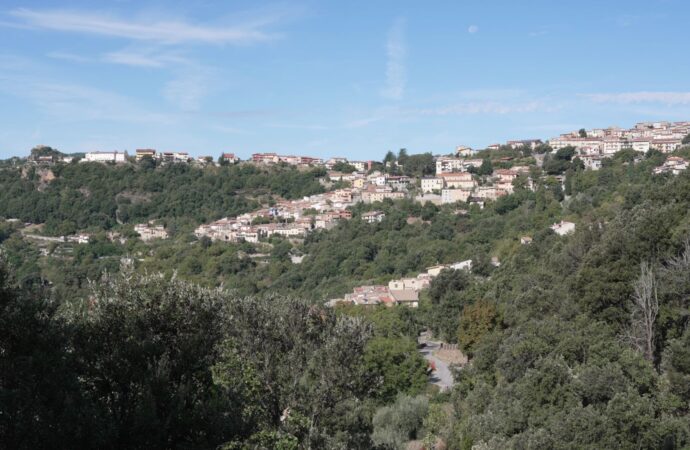 Autunno in Barbagia fa tappa a Tonara: tra Cortes Apertas, torrone, antichi mestieri, artigianato e rievocazione di “Sa Coia Antiga”