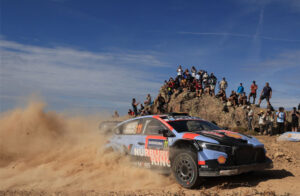 Duello Hyundai al Rally Italia Sardegna: Neuville leader dopo venerdì